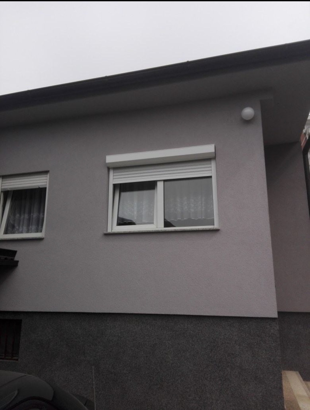 Weißer Vorbaurollladen an Hausfassade, Referenz in Graz